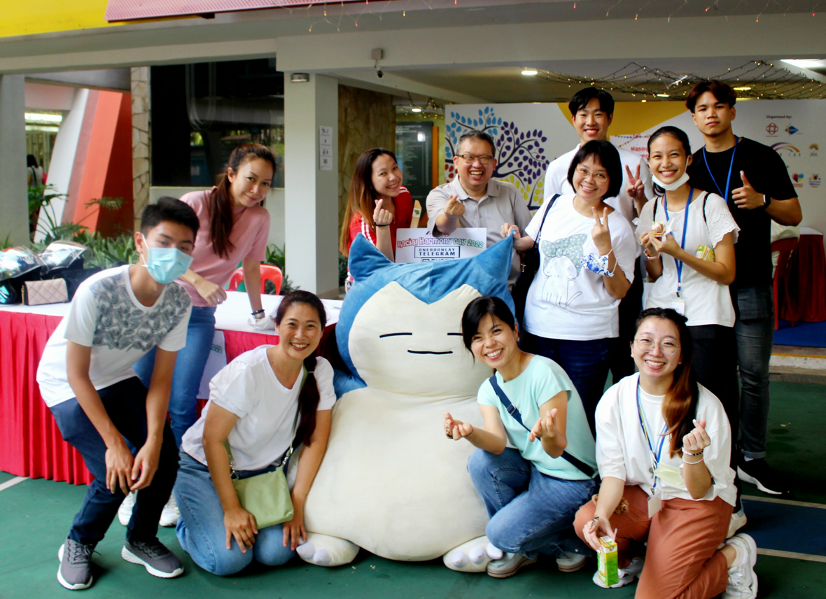 Caregivers and volunteers taking a group photo at a CAREconnect event held at Boon Lay CC.